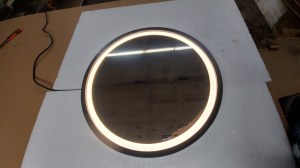 Круглое зеркало в черной раме с подсветкой